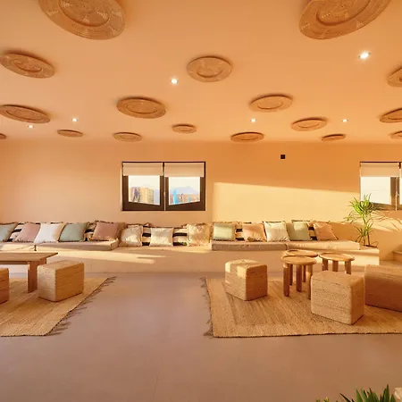 Wander Surf House Hostel *